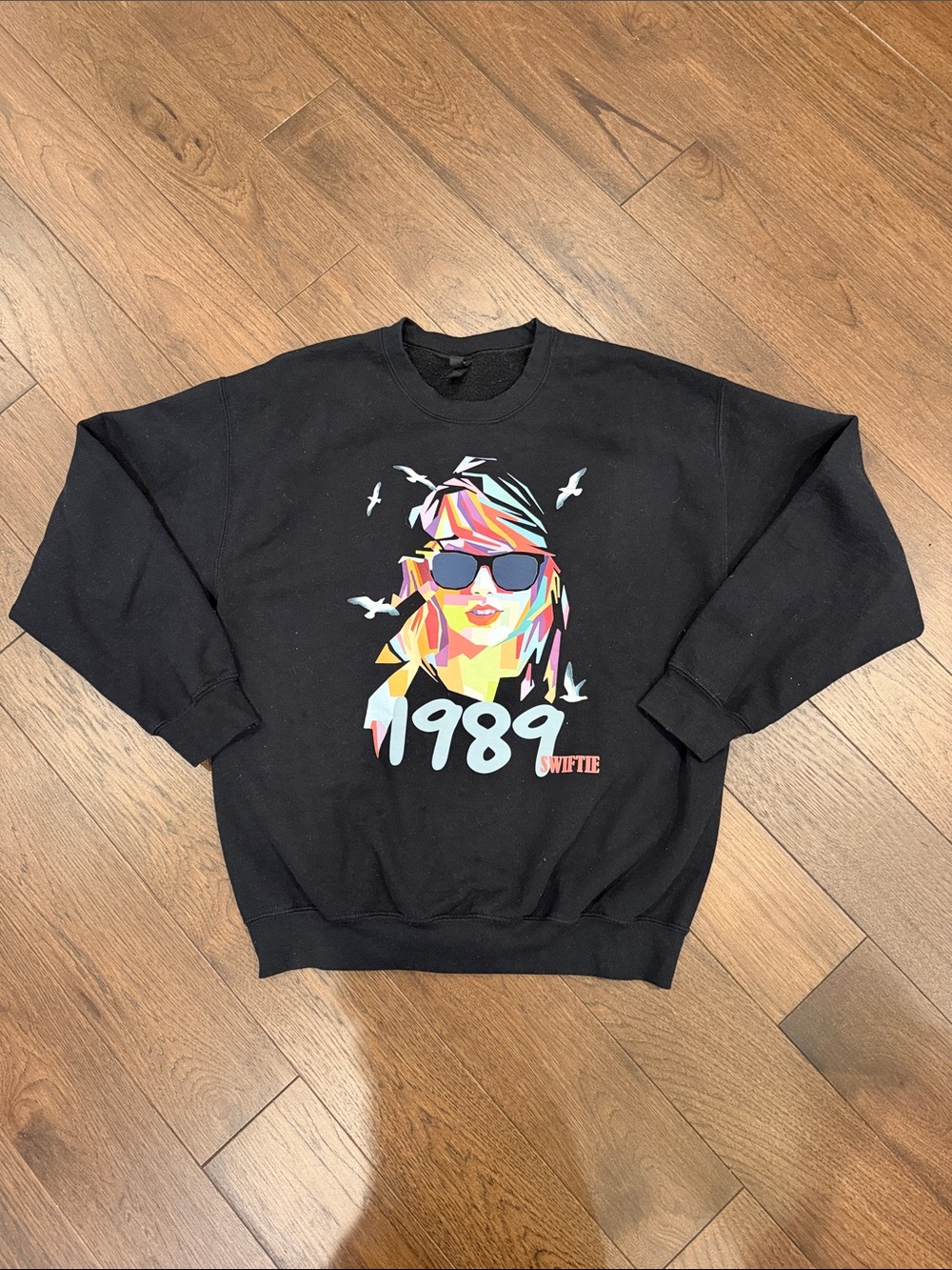 Taylor Swift Gildan Black Sweatshirt Size Large - C10-042
